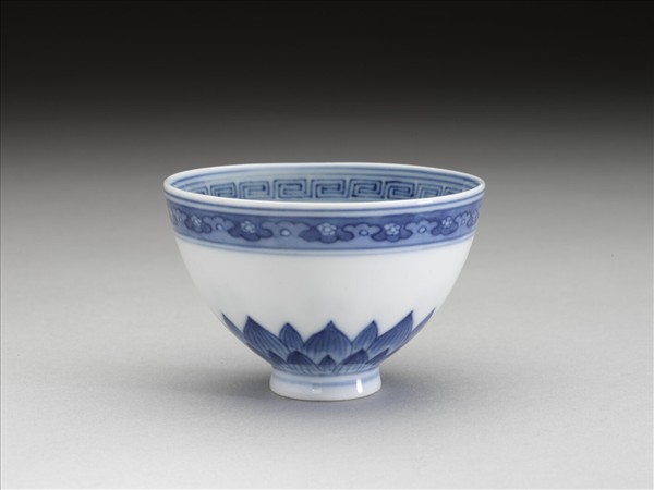 青花幾何花卉紋杯