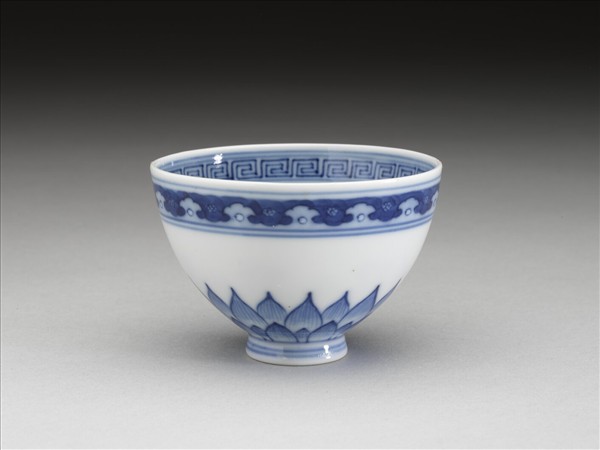 青花幾何花卉紋杯