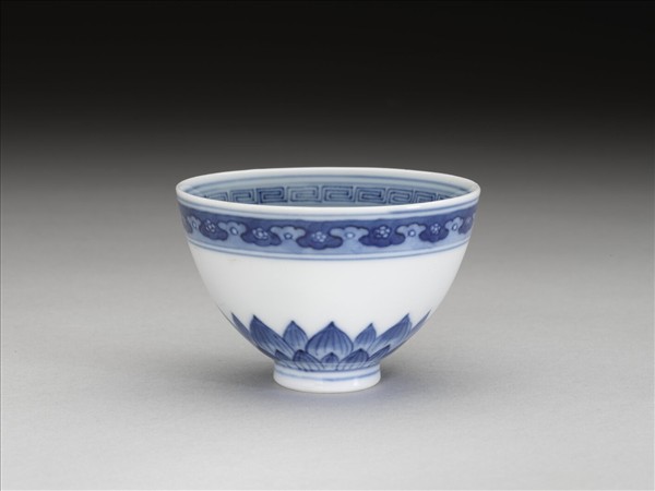 青花幾何花卉紋杯