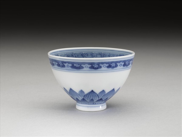 青花幾何花卉紋杯