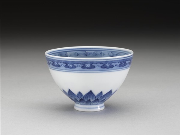 青花幾何花卉紋杯