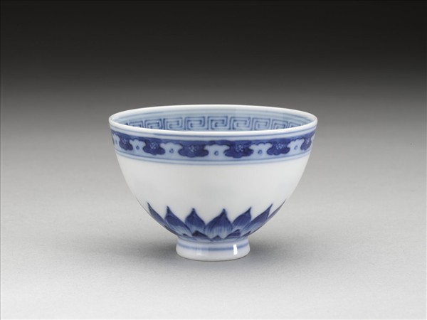 青花幾何花卉紋杯