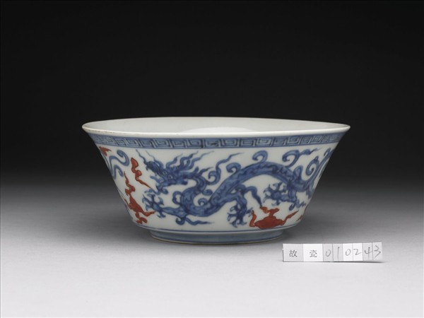 青花描紅雲龍紋碗