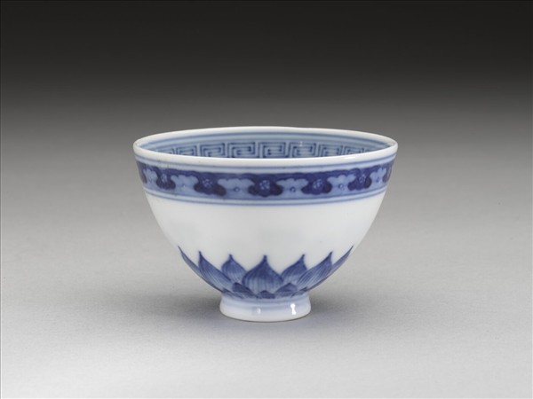 青花幾何花卉紋杯