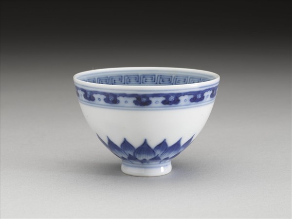 青花幾何花卉紋杯