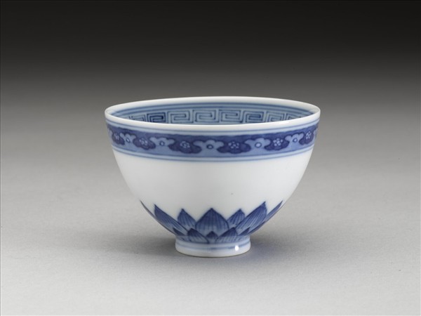 青花幾何花卉紋杯