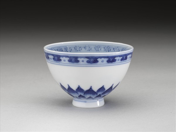 青花幾何花卉紋杯