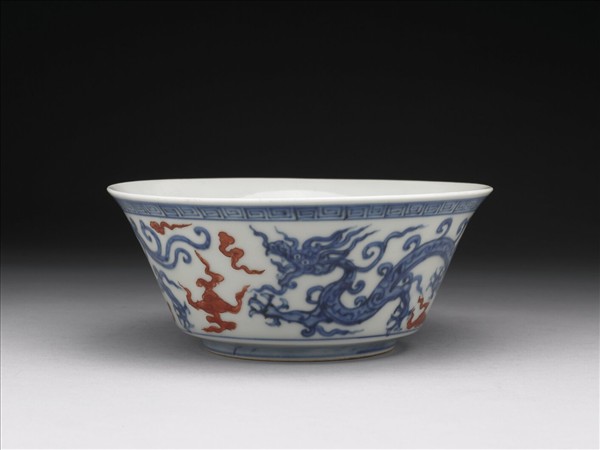 青花描紅雲龍紋碗