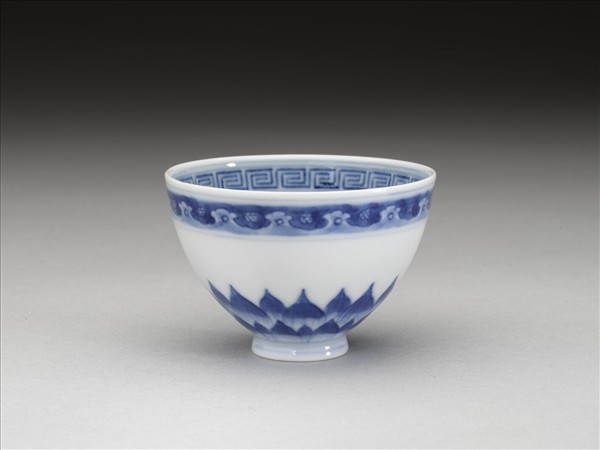 青花幾何花卉紋杯