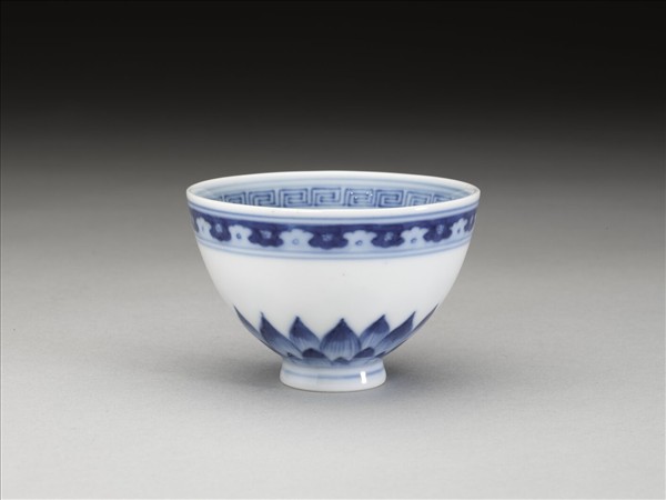 青花幾何花卉紋杯