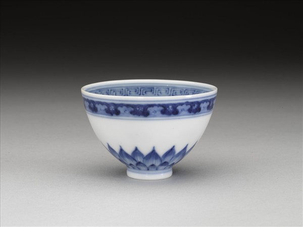 青花幾何花卉紋杯