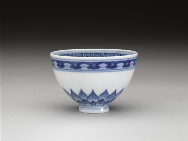 青花幾何花卉紋杯