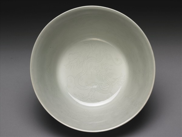 青花描紅雲龍紋碗