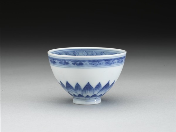 青花幾何花卉紋杯