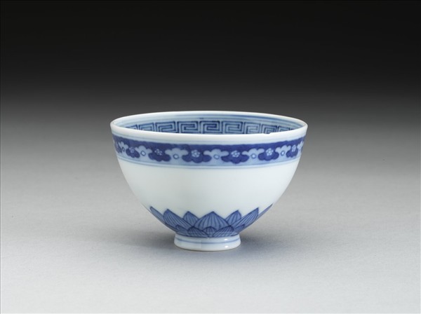 青花蓮瓣紋碗