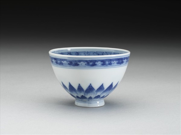 青花幾何花卉紋杯