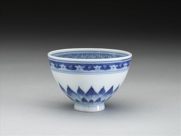 青花幾何花卉紋杯