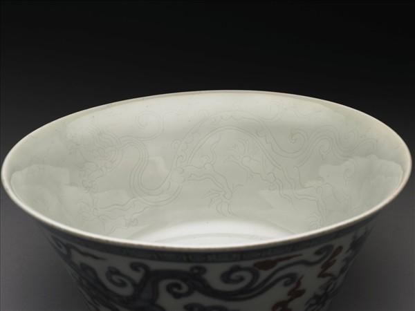 青花描紅雲龍紋碗