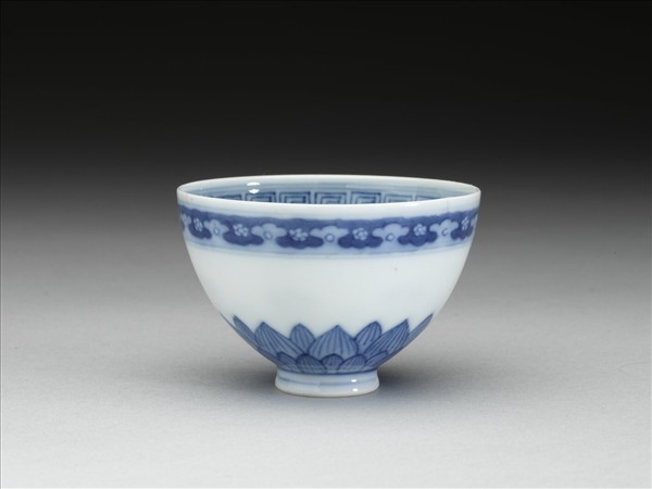 青花幾何花卉紋杯