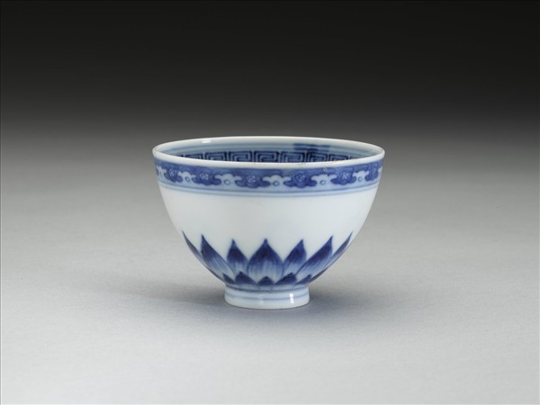 青花幾何花卉紋杯