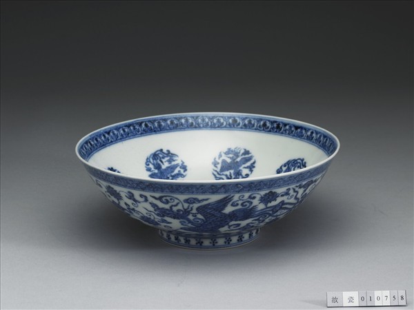青花穿蓮鳳紋碗