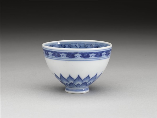 青花幾何花卉紋杯