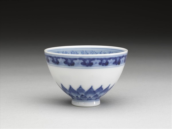 青花幾何花卉紋杯