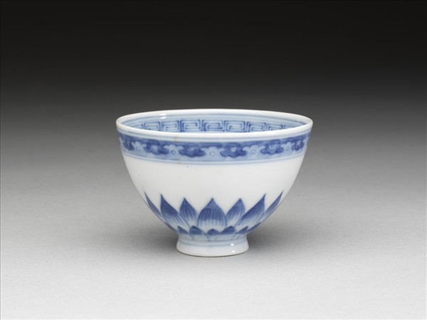 青花幾何花卉紋杯