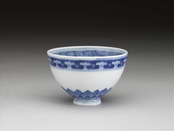 青花幾何花卉紋杯