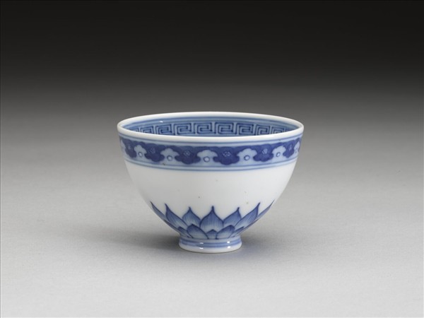 青花幾何花卉紋杯