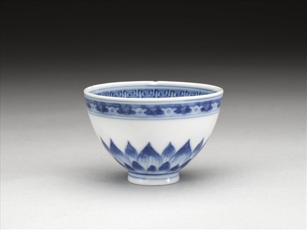 青花幾何花卉紋杯