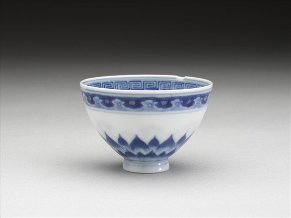 青花幾何花卉紋杯