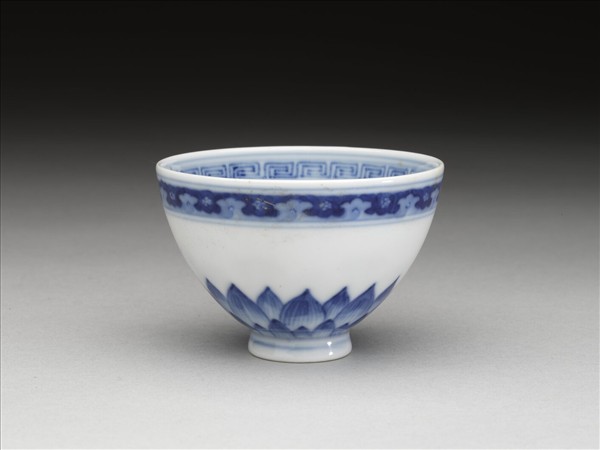 青花幾何花卉紋杯