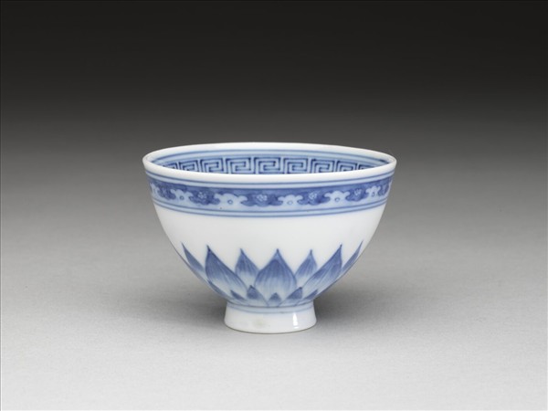 青花蓮瓣紋碗