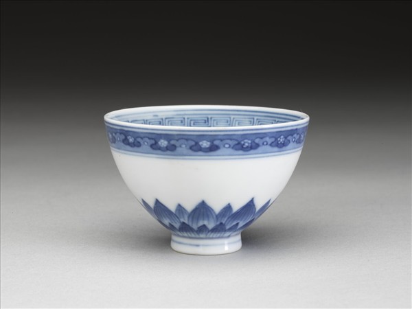 青花蓮瓣紋碗