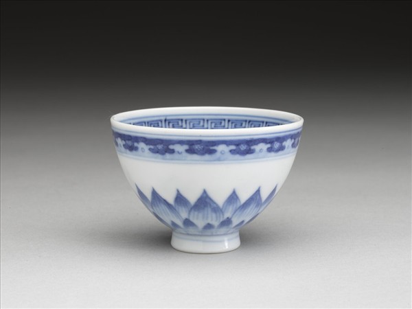 青花幾何花卉紋杯