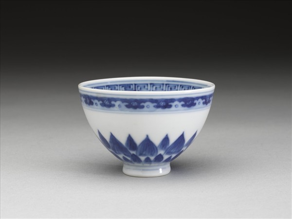 青花幾何花卉紋杯