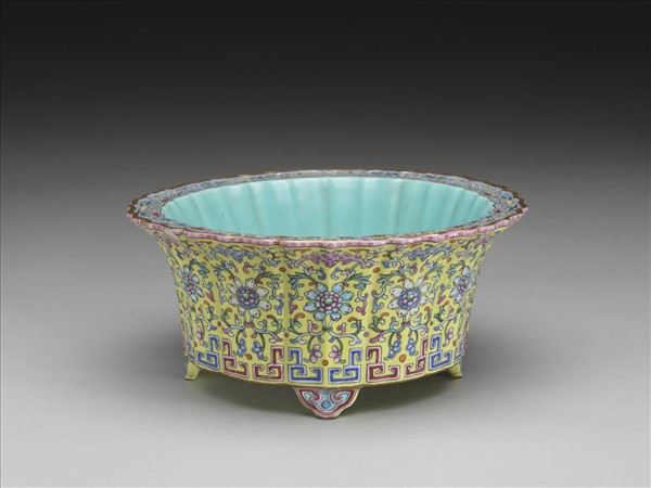 粉彩蓮瓣式花盆