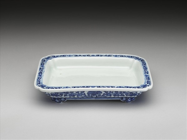 青花纏枝花卉紋長方盆托