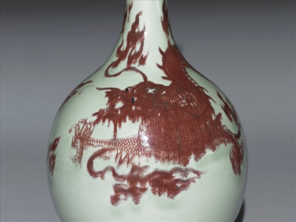 冬青釉裏紅龍紋瓶