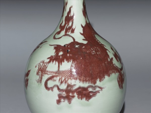 冬青釉裏紅龍紋瓶