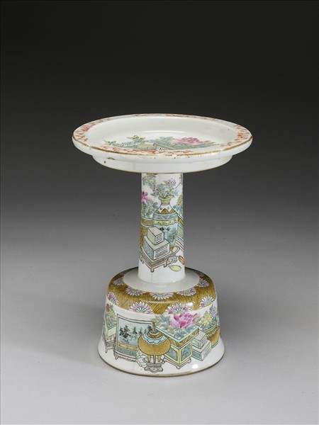 粉彩博古圖燭台式盤