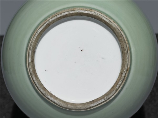 冬青釉裏紅龍紋瓶