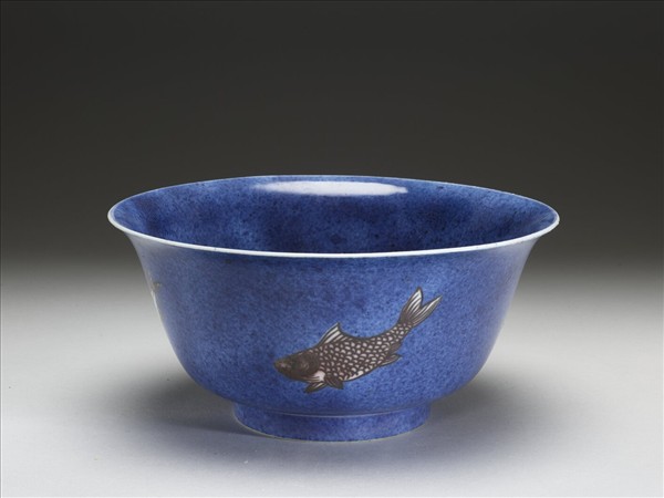 藍地釉裡紅魚紋碗