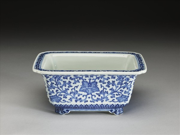 青花纏枝花卉紋長方花盆