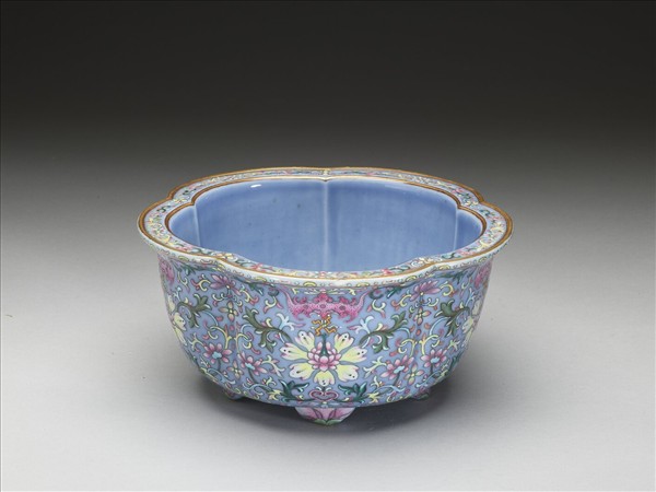 粉彩花卉紋梅花式花盆