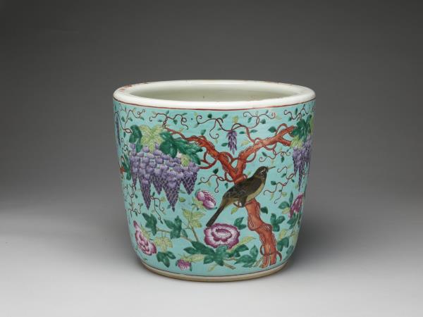 粉彩藍地紫藤花鳥紋花盆