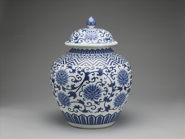 青花番蓮紋蓋罐