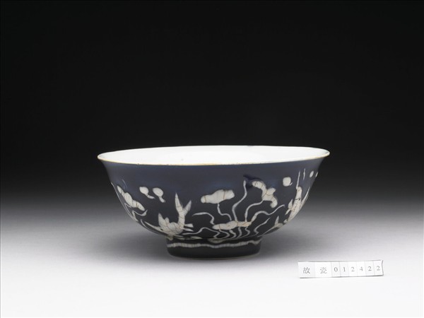 藍地堆白蓮塘游魚紋碗