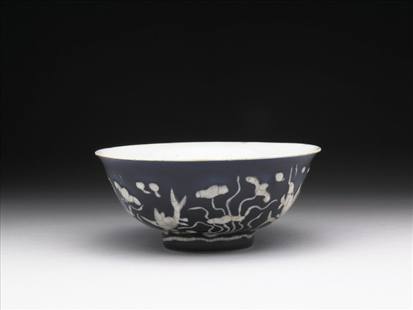 藍地堆白蓮塘游魚紋碗